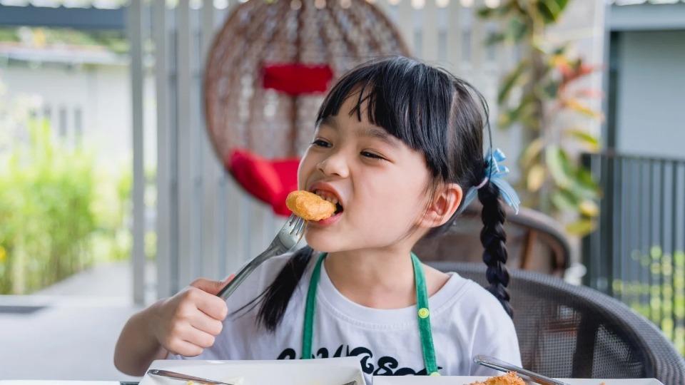 Anak Makan Nugget Setiap Hari, Bisa Sebabkan Masalah Kesehatan Serius!