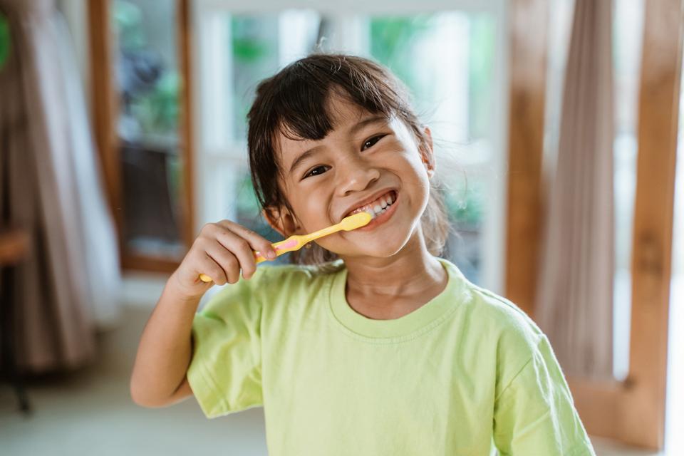 Gigi Anak Berlubang Meski Rajin Sikat Gigi, Kok Bisa?