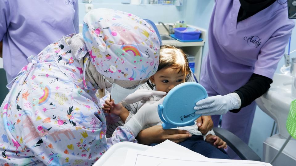 Karena Gak Tega, Masalahnya Jadi Panjang! Ini Tips Rawat Kesehatan Gigi Anak