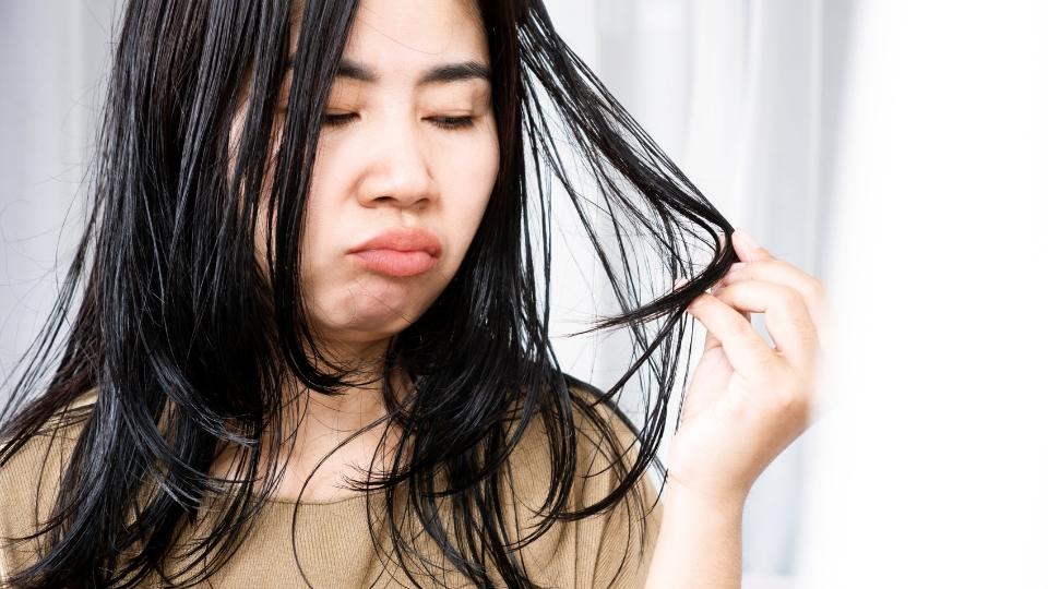 Ketombe Bikin Rambut Lepek, Ini Saatnya Lakukan Perawatan Pada Kulit Kepala