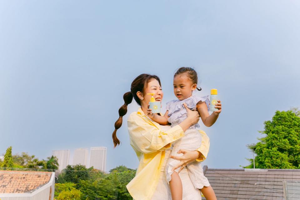 Cegah Kulit Terbakar Matahari, Parents Wajib Pilih Sunscreen Yang Tepat Untuk Si Kecil