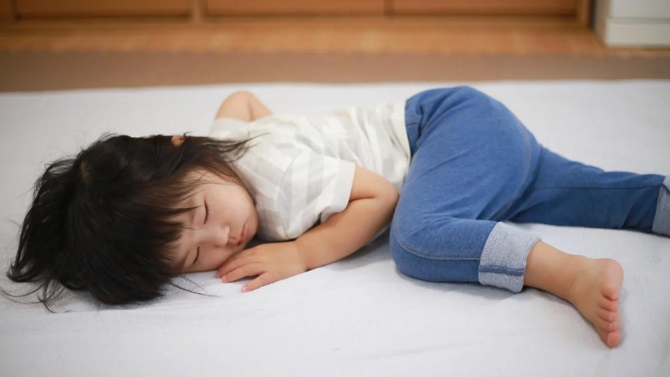 Ketika Si Kecil Sering Menggertakkan Gigi Saat Tidur Ini Solusinya