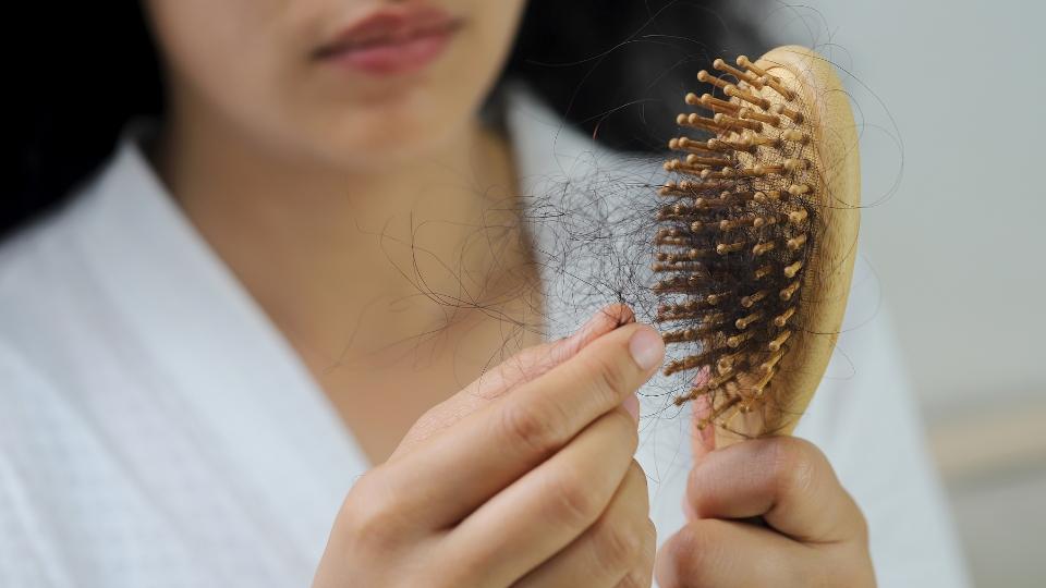 Rambut Rontok Terus Menerus, Cek Dulu Kondisi Kulit Kepala Ibu