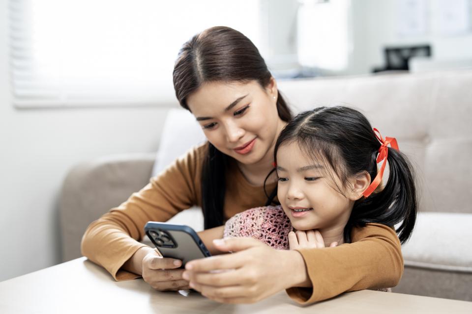 Saat Anak Hidup di Era Digital: Pentingnya Menjaga Kesehatan Mental Anak Sejak Dini